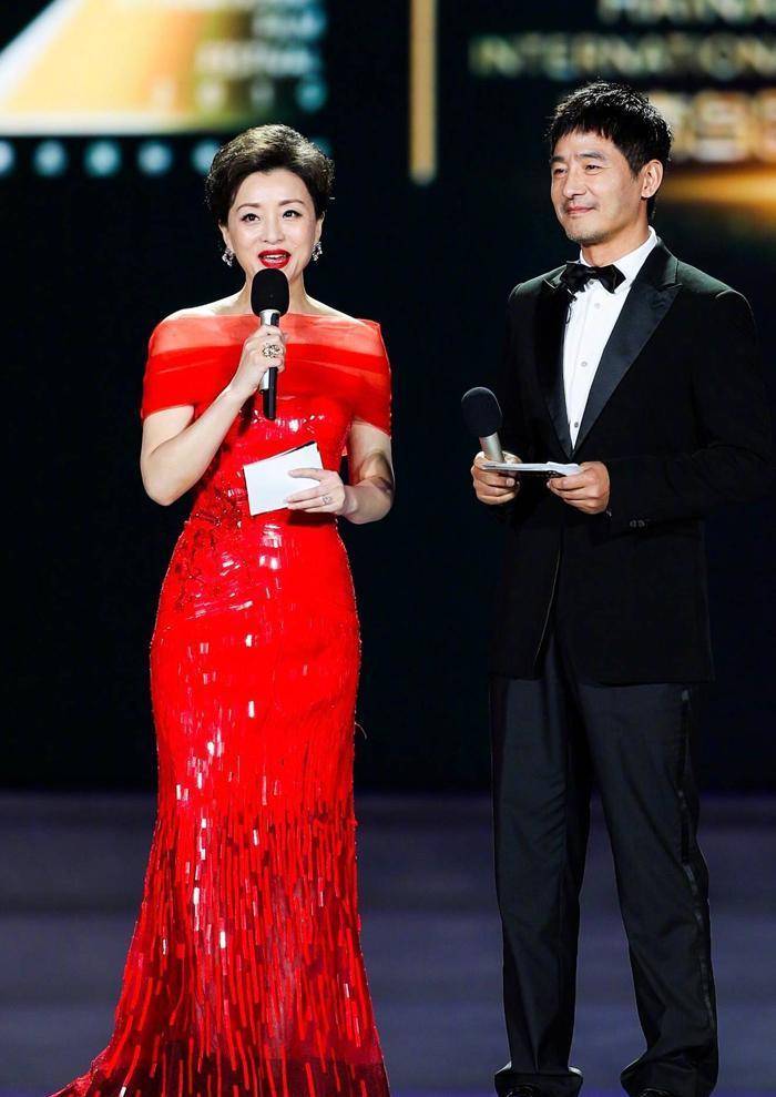 贵妇|杨澜在国外真高调！穿印花长裙戴大礼帽，与外国贵妇同框毫不逊色