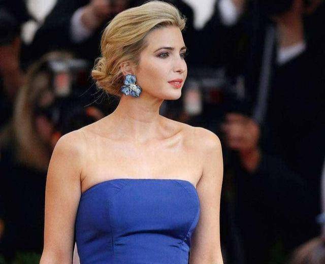 身材|39岁伊万卡也胖了！穿蓝色紧身包臀裙秀身材，勒出小腹赘肉真尴尬