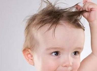 婴儿几个月会抓自己的头发 1e5e6c83957a4f3986402ee501a32866.jpeg