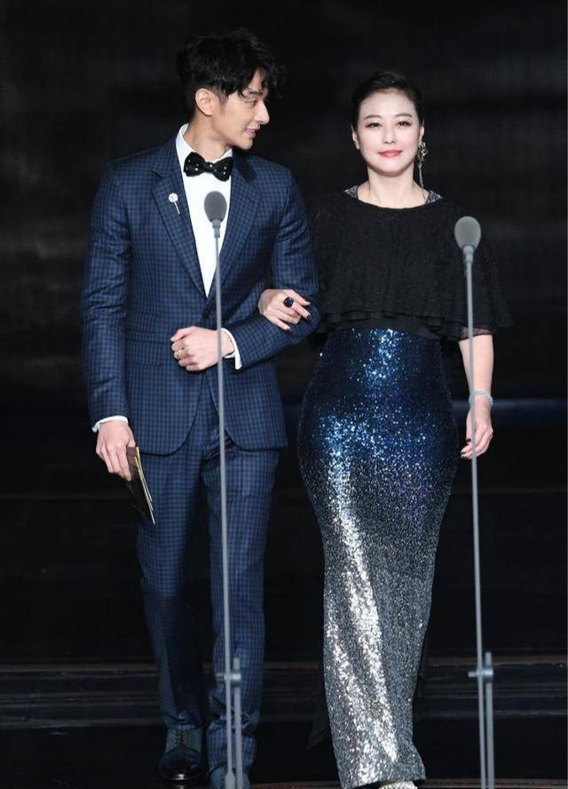 黑色|周海媚“胖了”更美,小圆脸怎么穿都“嫩”,搭配黑裙还很优雅