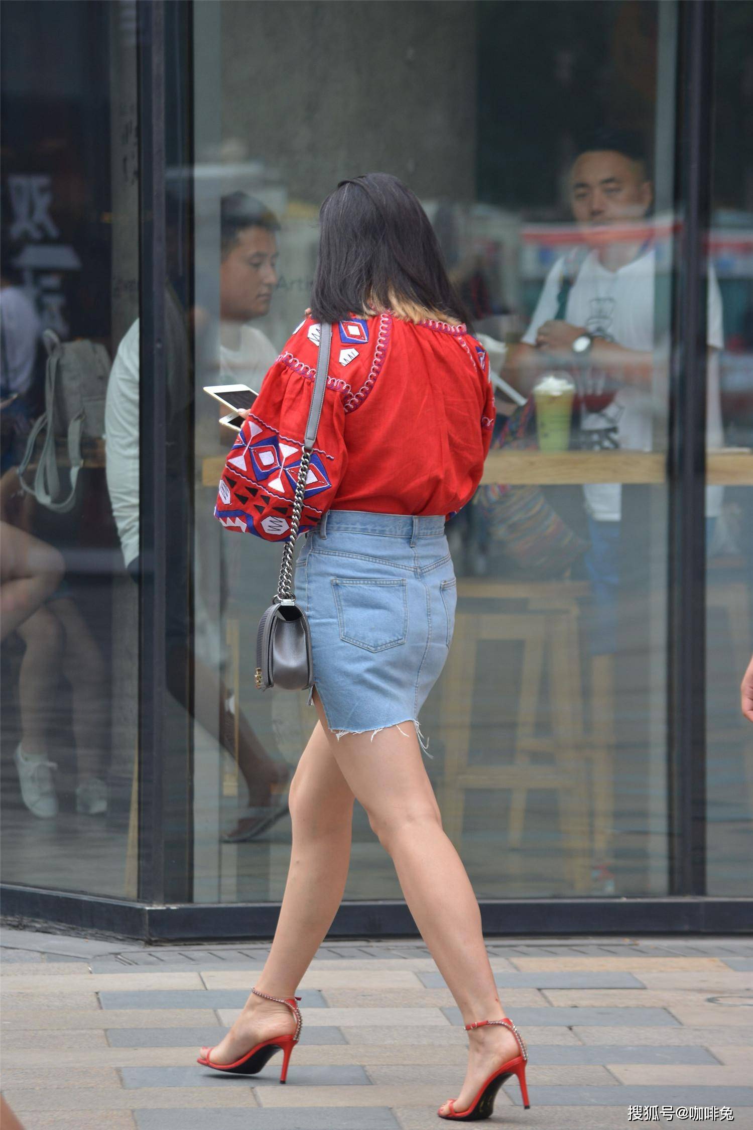 街拍穿搭拦不住的夏天02有了这条牛仔短裙瞬间成靓妞