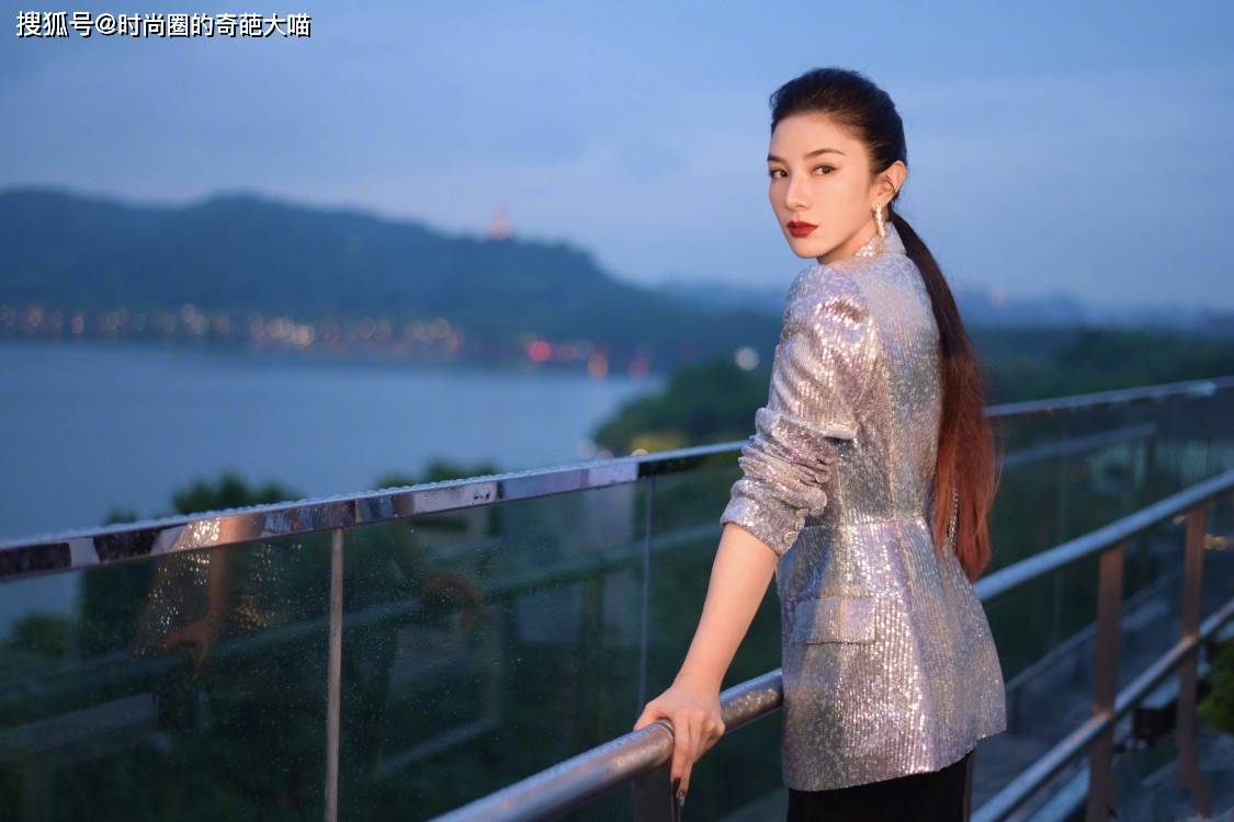 周扬青|离婚后的赵丽颖白冰愈加有魅力，爱情不是面包，靠自己才能发光