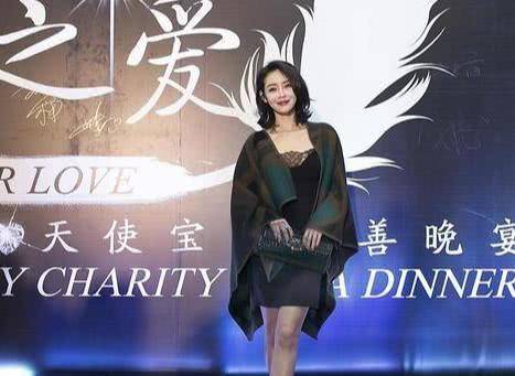 于明加|于明加剪了齐肩发型更迷人，穿吊带连衣裙亮相，低调中透着高级感