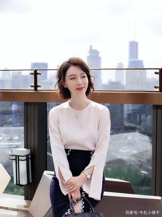 面料|女人过了40岁，穿裙子尽量别配打底裤，学陈数这样穿，谁穿谁好看