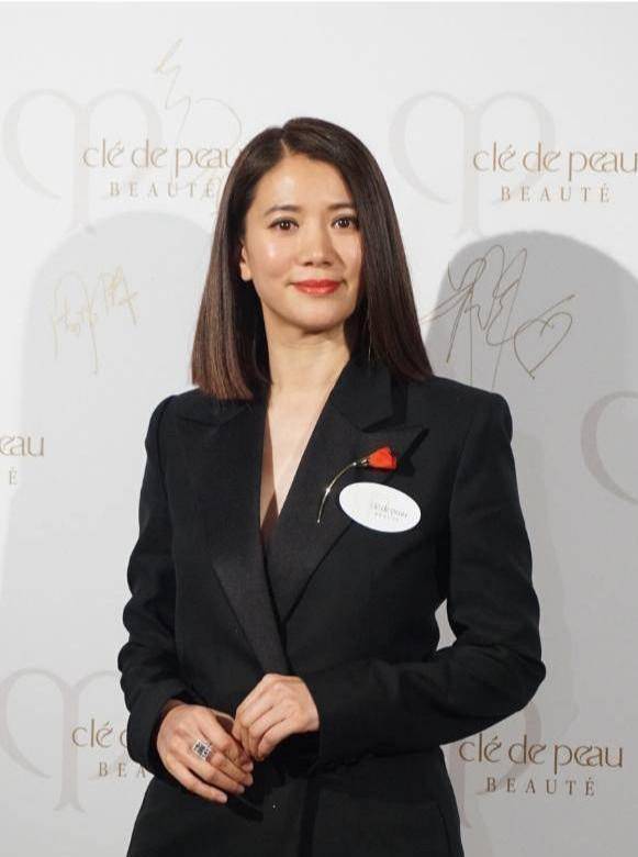 真会|袁咏仪真会穿,把西服外套当成裙子穿,真身材比例也太好了