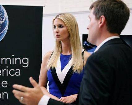 身材|39岁伊万卡也胖了！穿蓝色紧身包臀裙秀身材，勒出小腹赘肉真尴尬