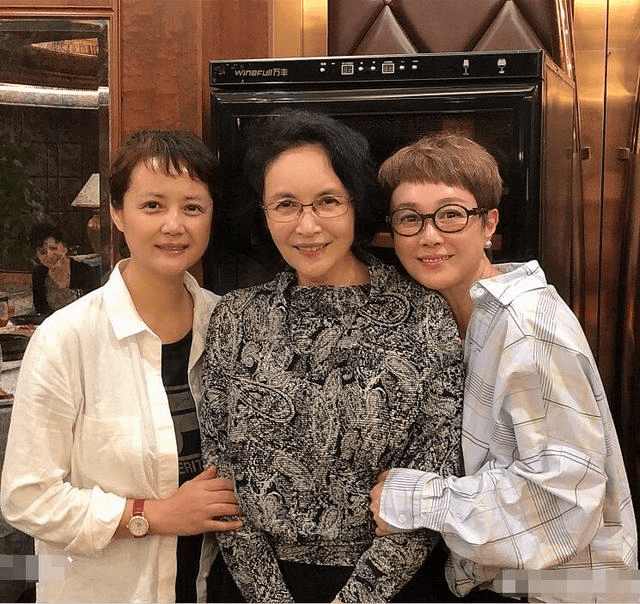 裙子|宋晓英66岁还这么漂亮，跟素人合影老态真实，但整个人气质优雅！