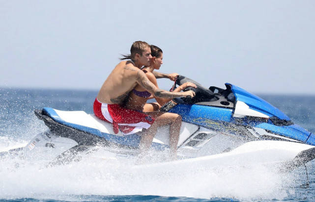 希腊|比伯夫妇甜蜜游希腊!迷妹妻子挖空心思秀身材,高级脸美过赛琳娜