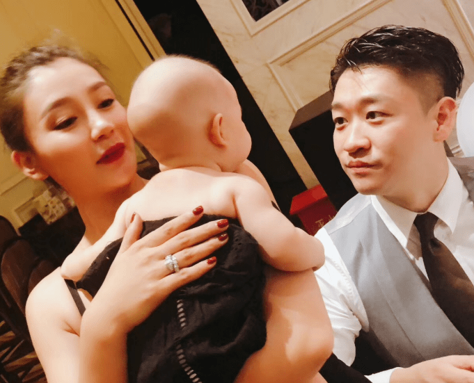2018年的时候,曹云金于年初和知名演员唐菀领证结婚,并且