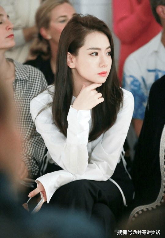 戚薇既美又飒还能刚