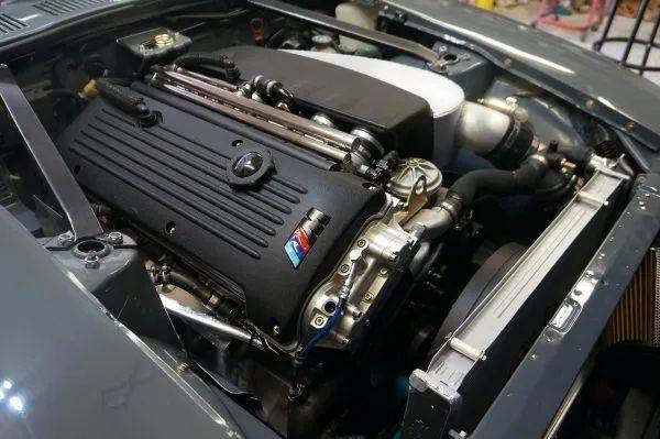 图:按照车主的说法,移植这台s54更为简单,因为发动机的整体尺寸要比