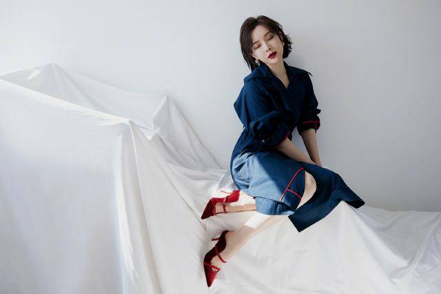 衣裙|佩服陈数，穿深蓝色风衣裙还曲腿坐，配丝绒高跟鞋美腿更撩人了