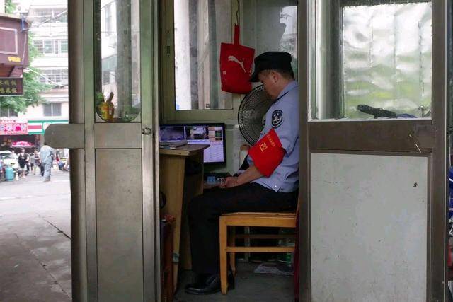 工厂保安一个月被监控抓到三次睡觉,工厂决定让他转铺盖走人