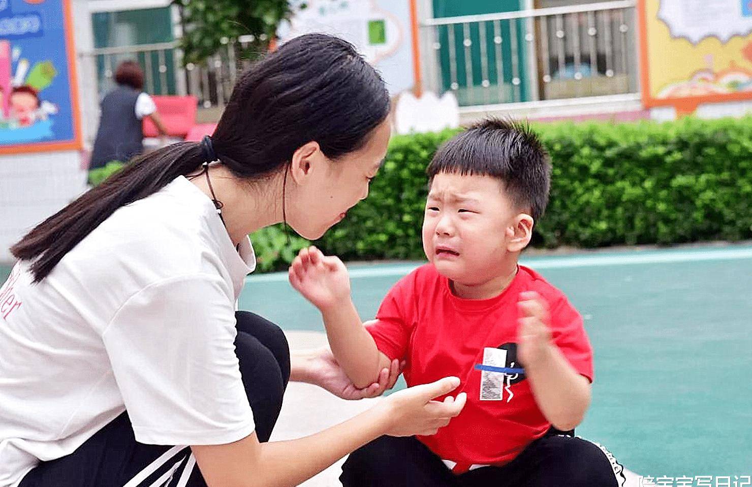 攻击性|在幼儿园里易受排挤的孩子，大多拥有三点特质，看看你家孩子有没