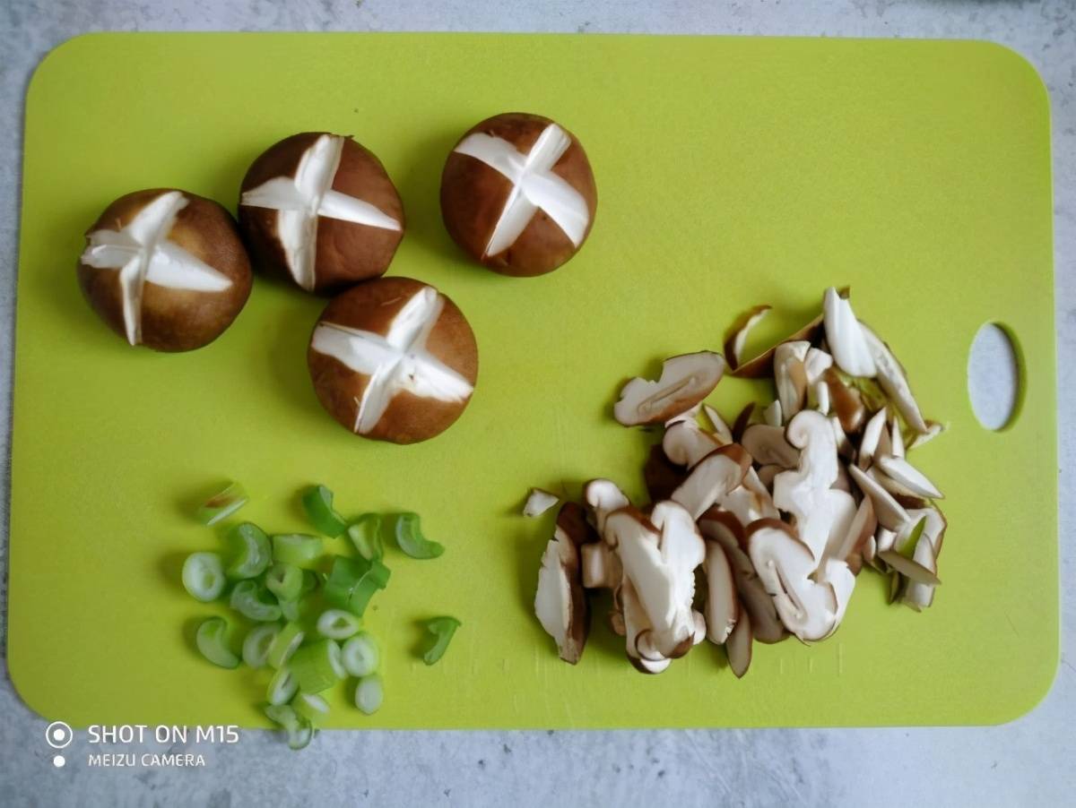 步骤3,香菇切成十字花刀,也可以切成片.葱花切碎备好.
