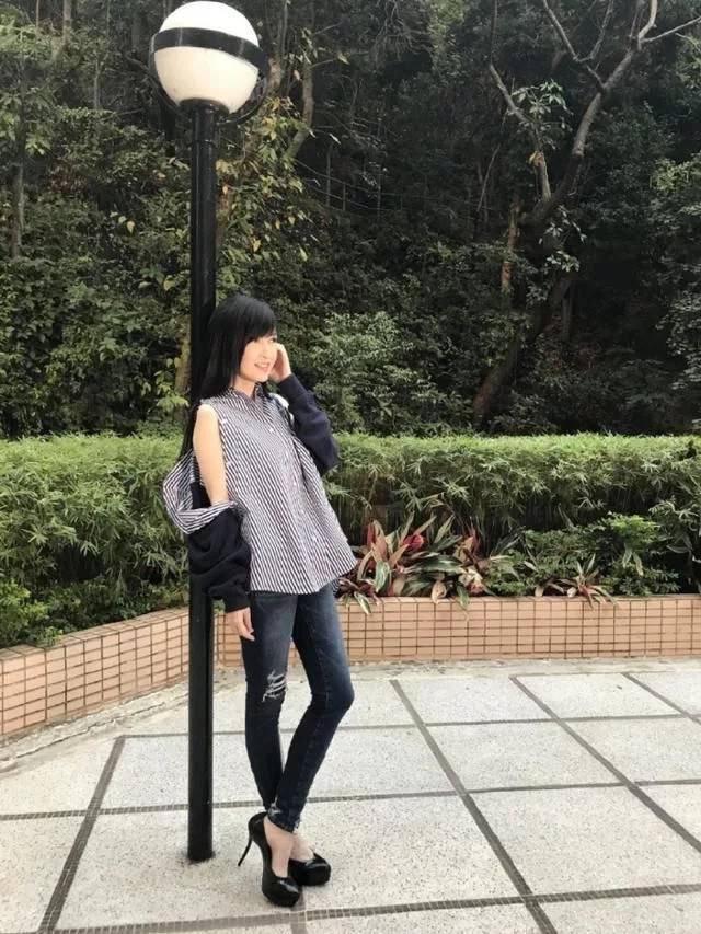 身材|52岁周慧敏还在凹少女感，穿抹胸粉裙身材纤细，脸却老得很真实