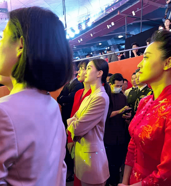 效果|七一晚会后台惊喜多！韩红抽雪茄变大佬，杨紫穿红西装拉刘诗诗热聊