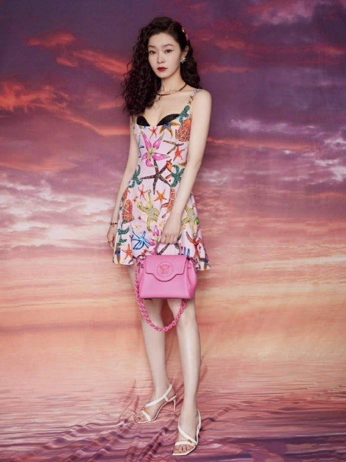 效果|海莉和贾斯汀·比伯出门挺大胆，穿吊带裙领口挖个洞，身材真抢眼