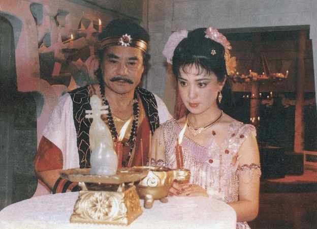 傅艺伟的幻灭史:从最美妲己成"阶下囚",她为何自甘堕落?