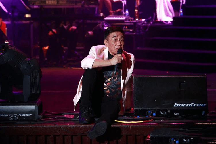 小33岁妻子曝"急智歌王"张帝近况!受肺病困扰,宅家练毛笔字