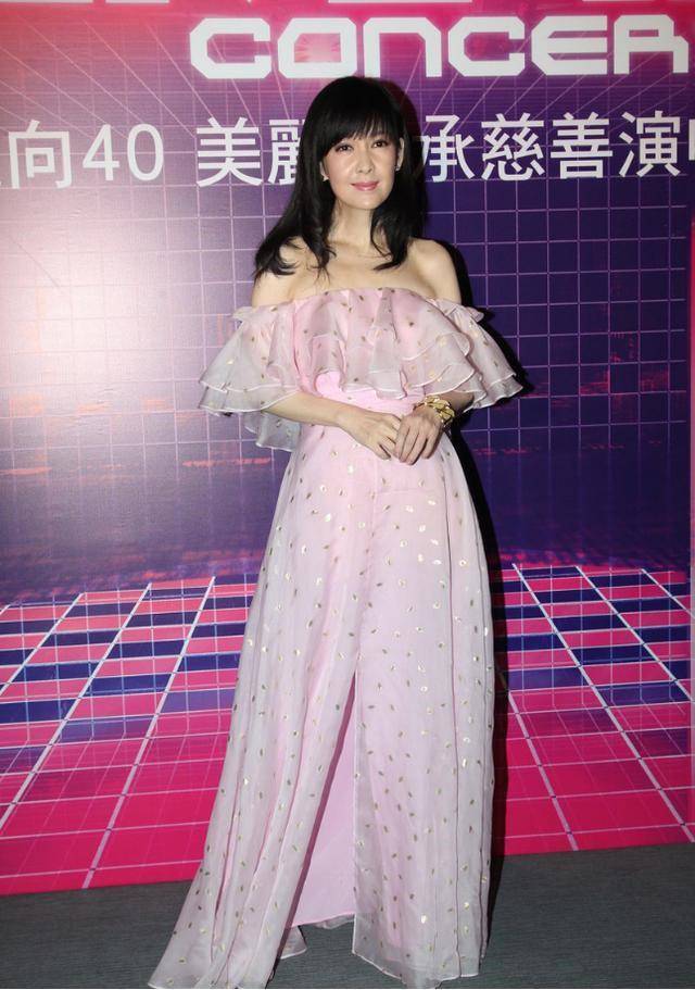 身材|52岁周慧敏还在凹少女感，穿抹胸粉裙身材纤细，脸却老得很真实