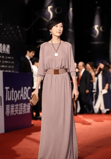 卡通|刘青云老婆郭蔼明真不显老，卡通连衣裙配齐肩短发，减龄10岁不止