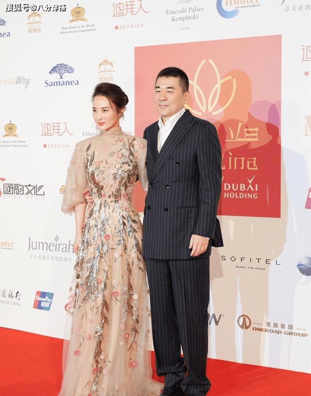 身材|蒋勤勤也“翻车”？一袭裸色连衣裙温婉优雅，短卷发造型太拉气质