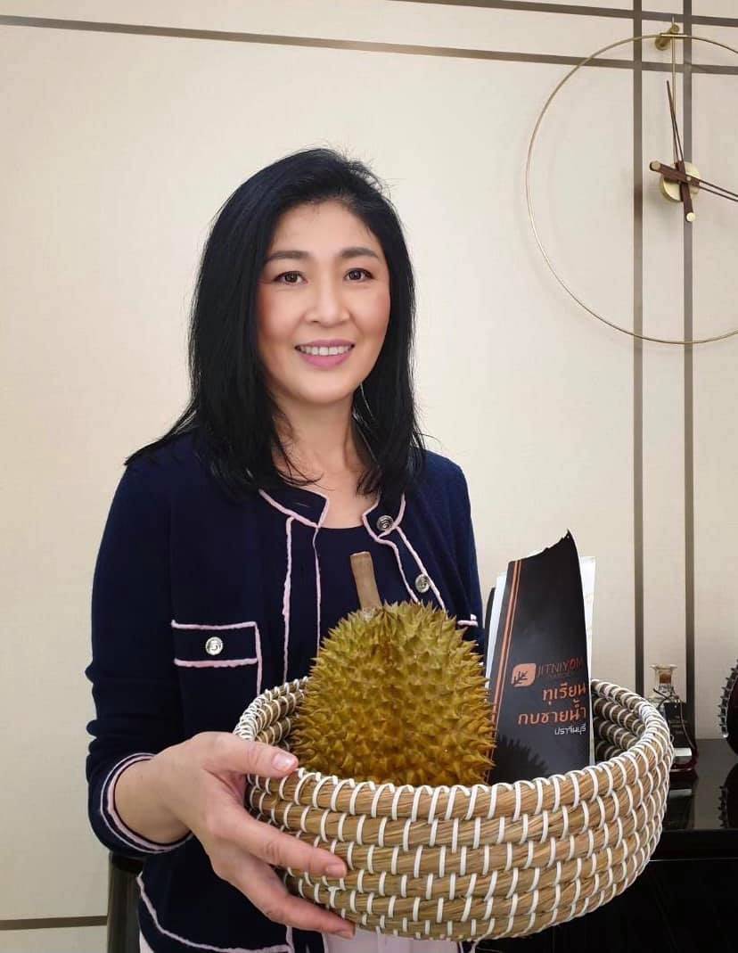 英拉和他信再露面,虽然身在异国他乡,但心系农民,推销榴莲山竹