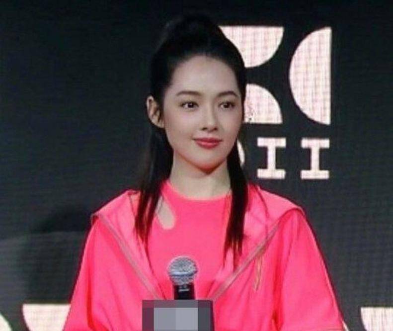 郭碧婷产后复出脸部浮肿,穿粉衣却无半分少女感?