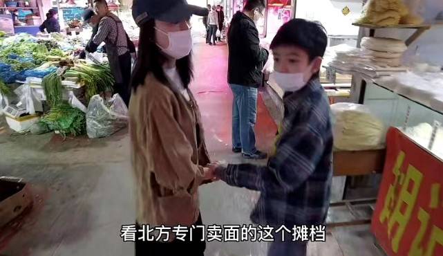 网友偶遇董洁母子逛街,董洁紧紧抓着12岁顶顶的手腕
