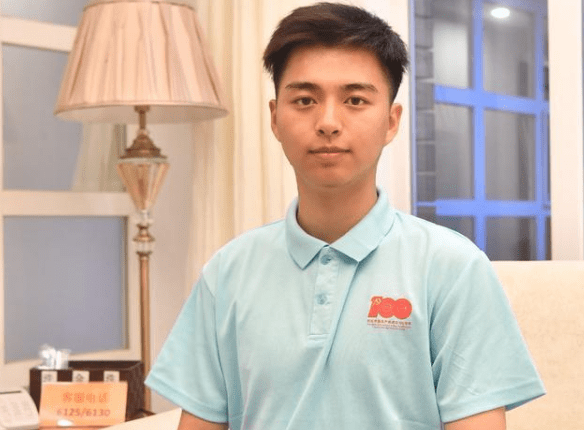 中央财经大学校草赵建铭非科班出身却成千里挑一的领诵员