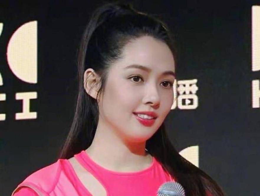 郭碧婷产后复出脸部浮肿,穿粉衣却无半分少女感?