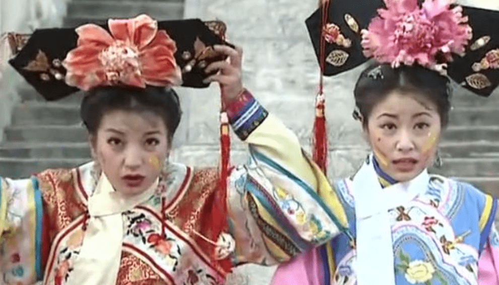 同样是穿的祝寿服 小燕子和紫薇差别很大 紫薇像个 假格格 魏紫