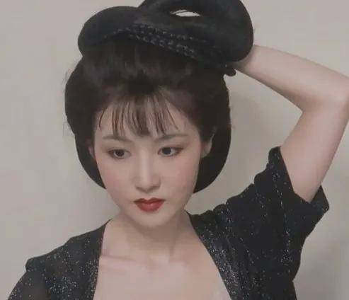 郭夫人|古风妆造博主，只凭一张图就让豆瓣网友惊呼“美的惊心动魄”