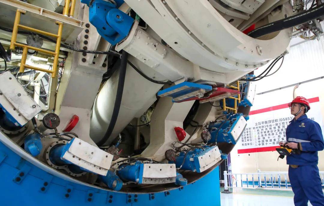 武汉直径达16.03米超大盾构机:翻身体检耗时一上午