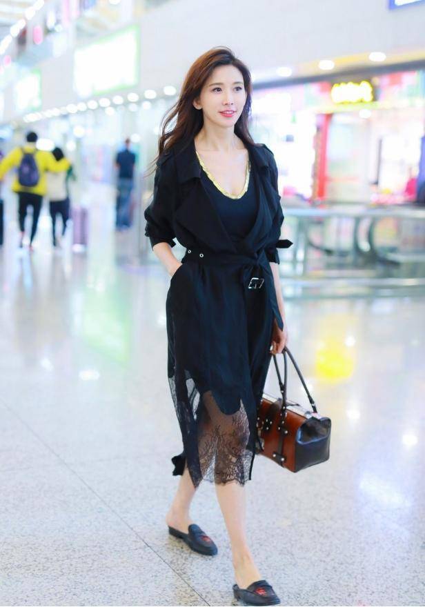 黑色|林志玲穿衣真高级,蕾丝“包裹”丰满身材,45岁穿半透明裙太撩人