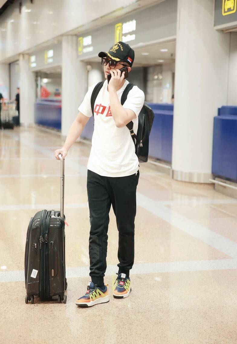 原创邹市明打造潮男范毛边衬衫厚底鞋文艺时髦妻子背4万多的包包