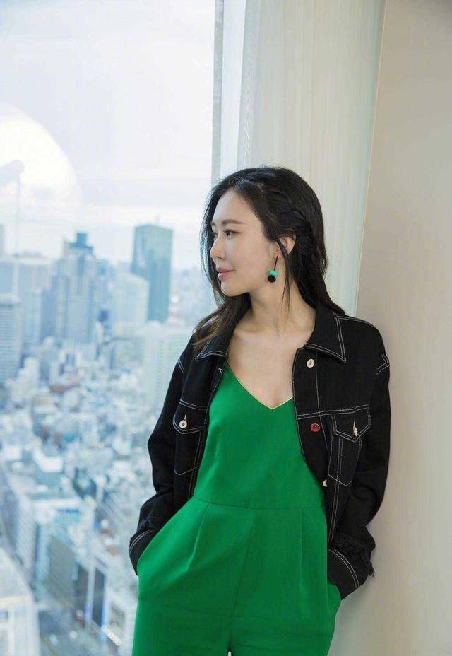 因为|田朴珺终于惊艳一回，穿白色透视纱裙配大波浪卷发，美得认不出