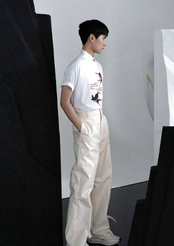 杨洋黑西装大片释出,大小腿宽度一致,内娱男星谁做得到