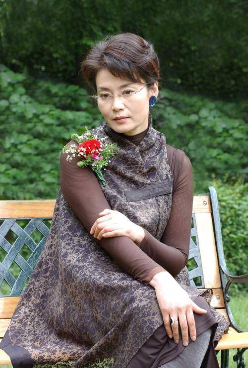 大气|潘虹65岁也优雅大气,一身蓝裙搭配得体大方,比刘晓庆老得更自然