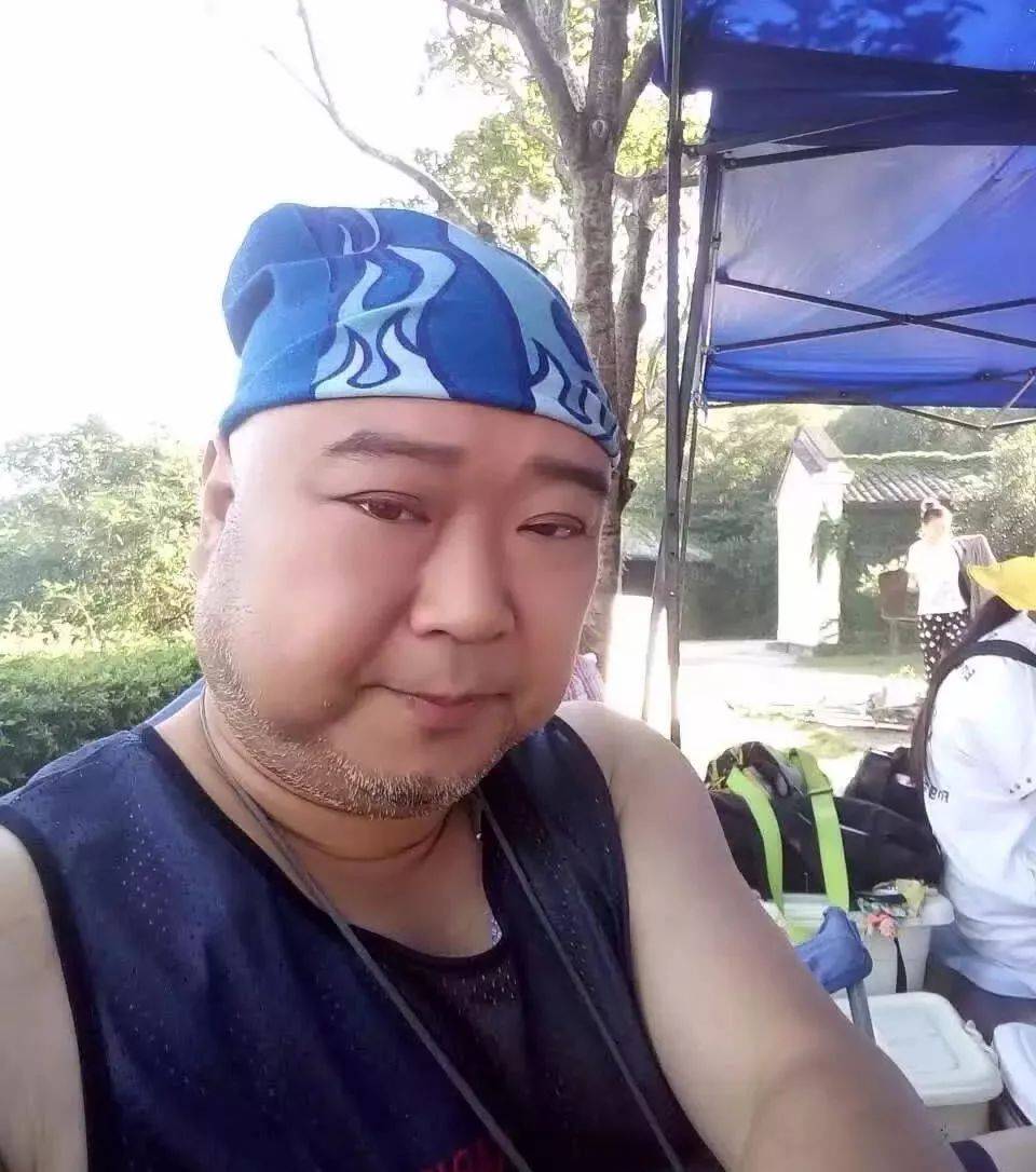 口水威,能说会道,口若悬河,时常找康家兄弟的便宜,历任三个老婆都受不