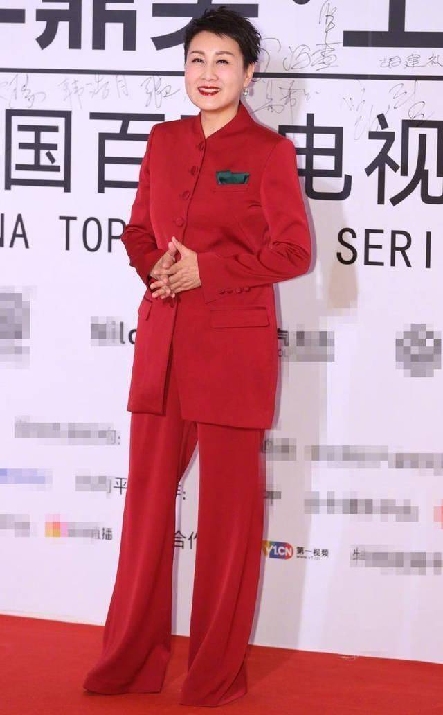 整体|张凯丽跟女儿上节目，58岁还穿短裤走秀，满脸干瘪皱纹还不服老！