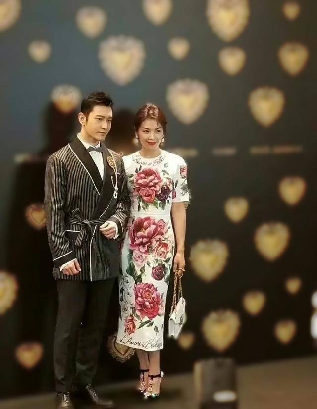 身材|黄晓明与刘涛同台，男士条纹西装很绅士，女士印花裙端庄优雅