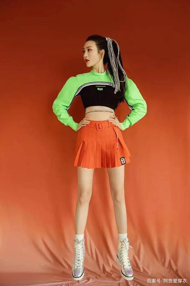 王鸥|王鸥真有少女感，穿露脐装秀A4腰，搭百褶裙秀长腿真不像38岁