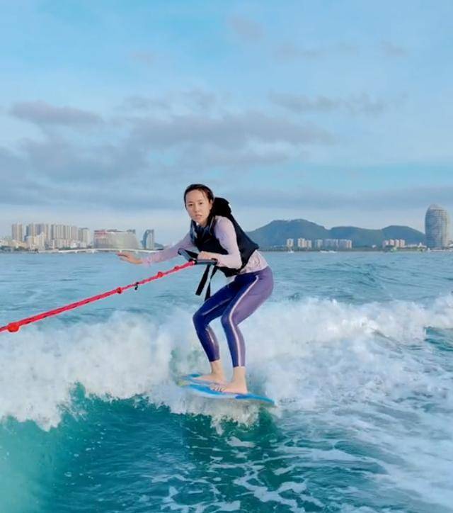 原创清纯女星吕一海上冲浪四肢修长纤细身材窈窕