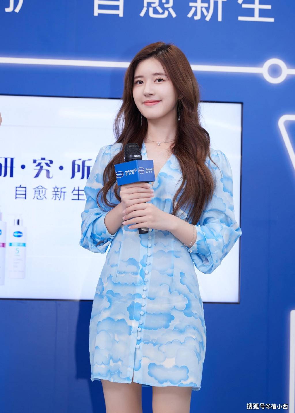 原创赵露思的玩水照也太美了吧穿蓝色印花裙笑起来真甜看着很心动