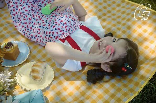 父女|阿拉蕾与妹妹拍摄写真,两姐妹五官非常相似,身着蓬蓬裙甜美可爱