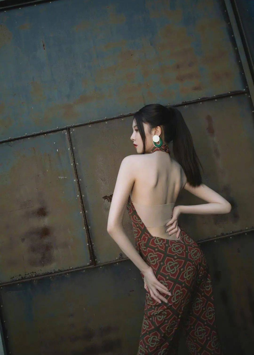 张歆艺|两位女星“腰”上热搜，到底多细才行