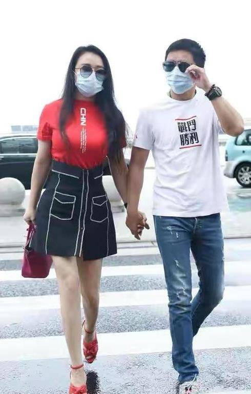 黑色|邹市明一家五口走机场！冉莹颖爆肥一身赘肉，长子成胖墩幼子呆萌