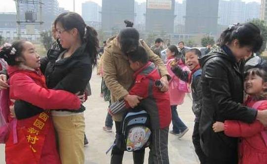 大学|女儿考上大学，妈妈想生二胎，孩子笑着一口答应，她却说不生了